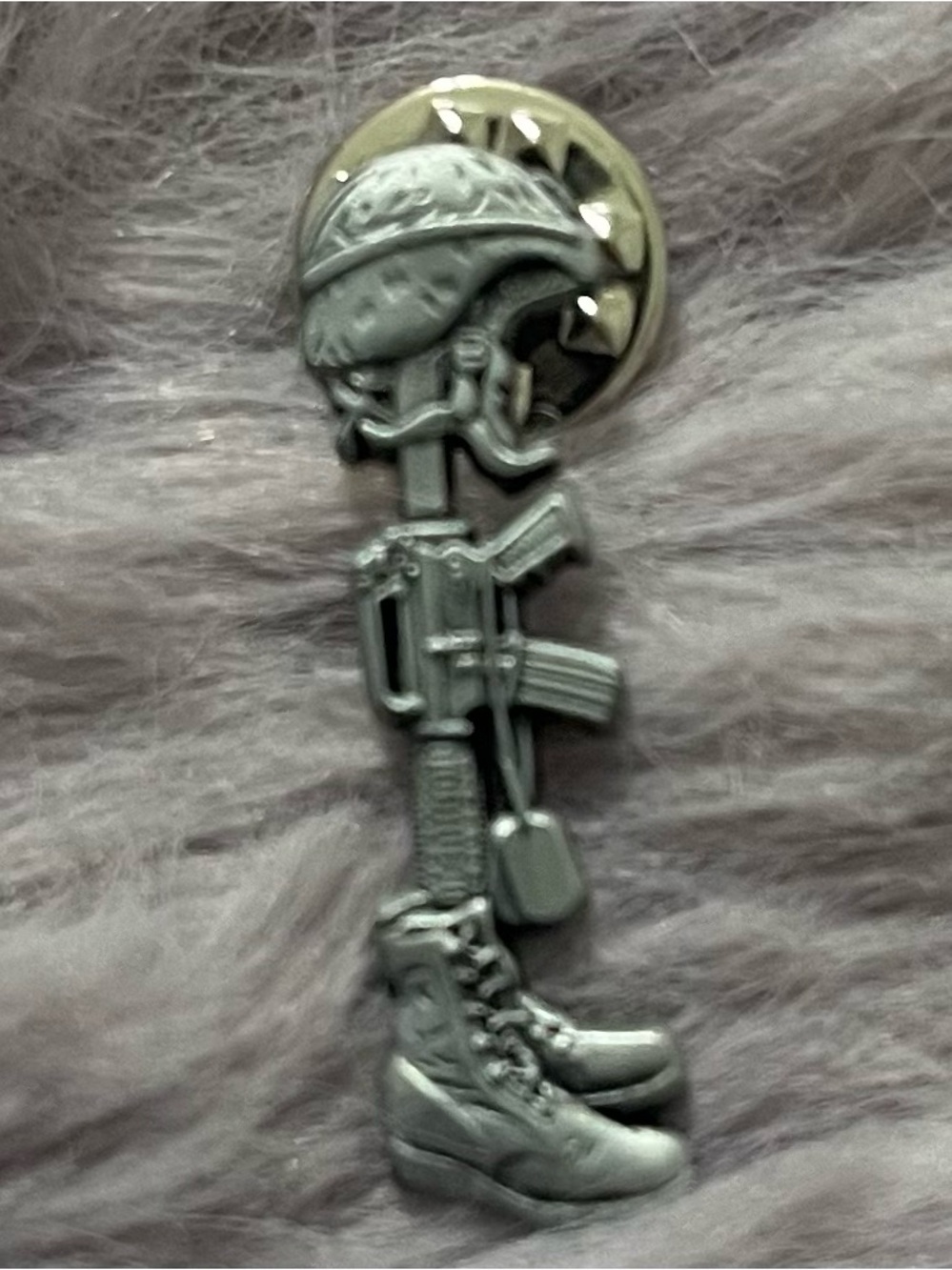 Military Remembrance Rifle, Helmet & Boots Enamel Pin - Silver